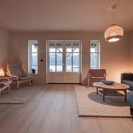 Up-scale In Picturesque Surroundings *