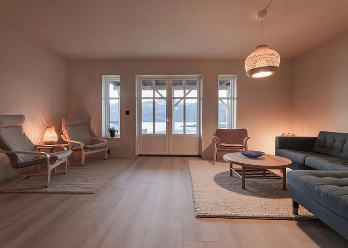 Up-scale In Picturesque Surroundings *